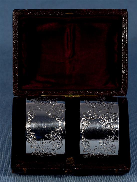 A George III silver caddy spoon, by Wardell & Kempson, ladle and cased napkin rings.